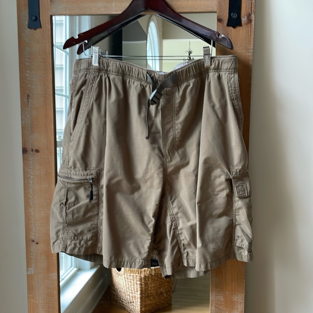 Columbia Hiking/Utility Shorts Size XL